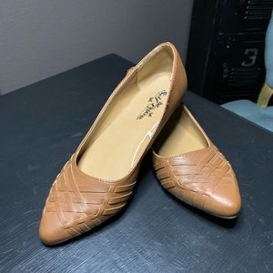 Tan pointed flats